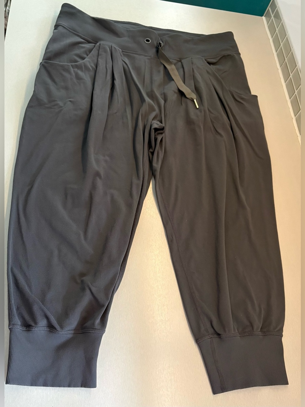 Women’s Lululemon grey capri pants